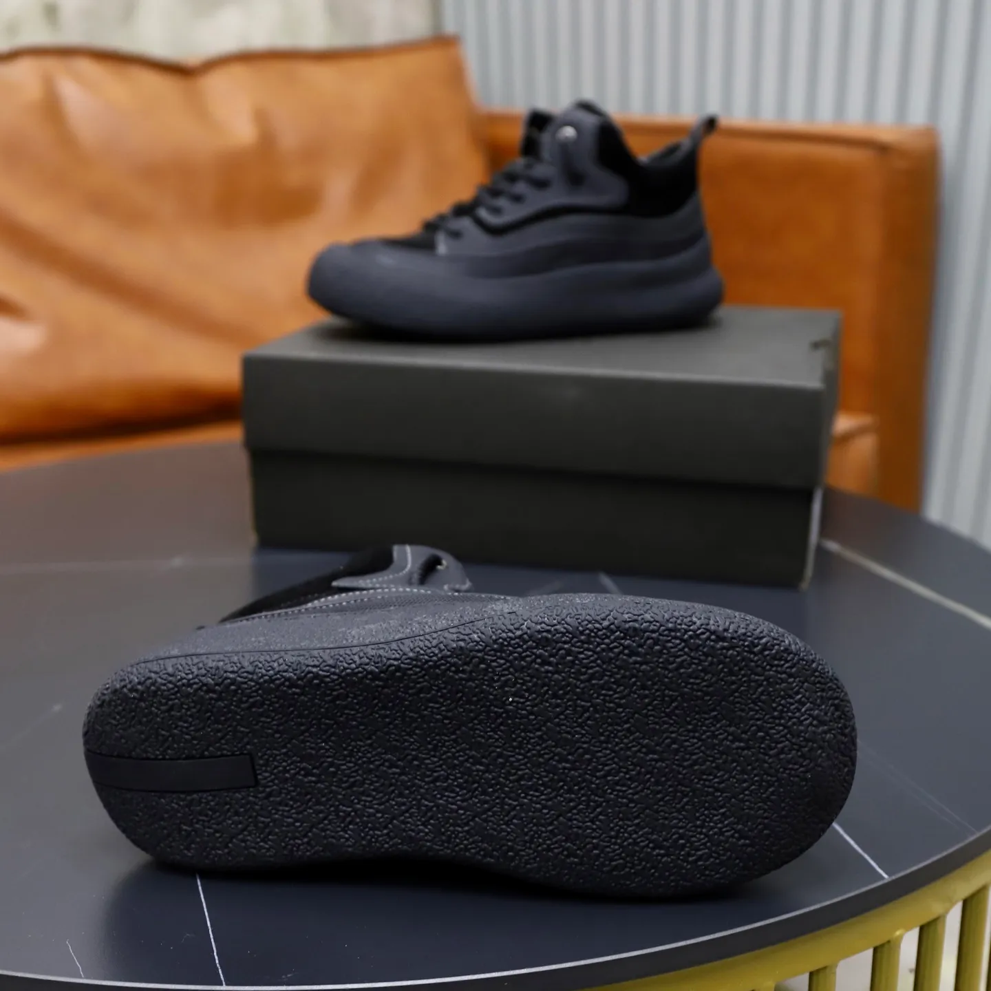 Ex-factory price: 660💰Thick wool imported from Australia Brand: UGG genuine purchase Size: 39-44 Grade: Official website 1:1 Material: First layer of genuine leather waterproof and antifreeze upper Real wool lining Original non-slip soft wear-resistant outsole Style category: Men's casual shoes Trendy style Comfortable on the feet Color: Official website color synchronization